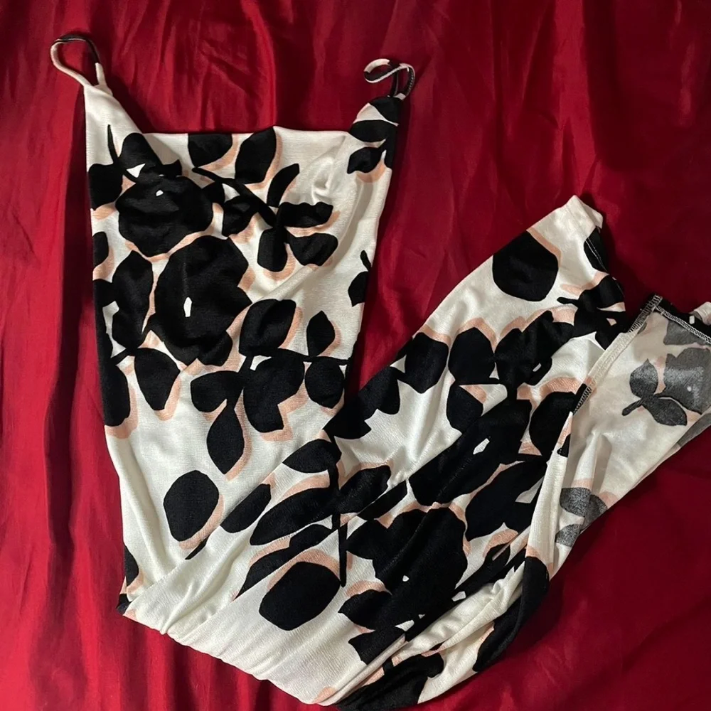 NEW WITH TAGS FLORAL DRESS - Picture 1 of 4